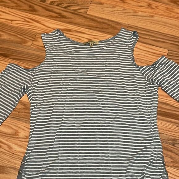 Democracy Cold Shoulder Top, 3/4 sleeves, soft, grey white stripes, medium - Picture 3 of 7